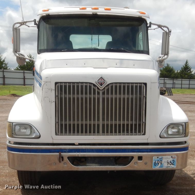 image for item DJ1909 2003 International 9200i  semi truck