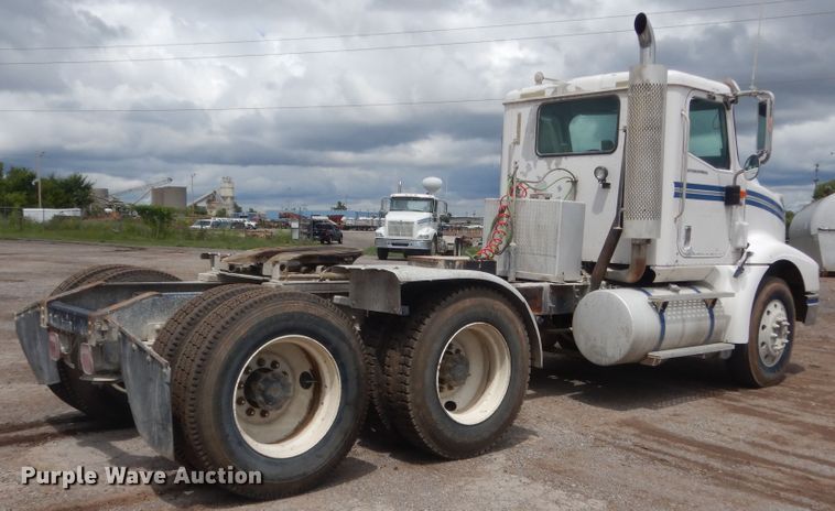 image for item DJ1909 2003 International 9200i  semi truck