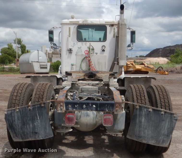 image for item DJ1909 2003 International 9200i  semi truck