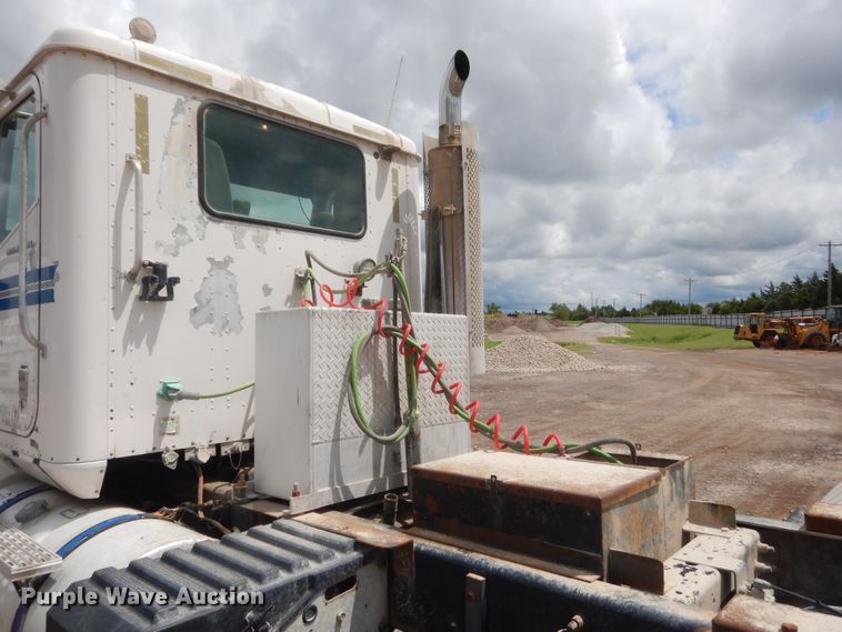 image for item DJ1909 2003 International 9200i  semi truck