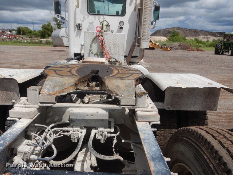 image for item DJ1909 2003 International 9200i  semi truck