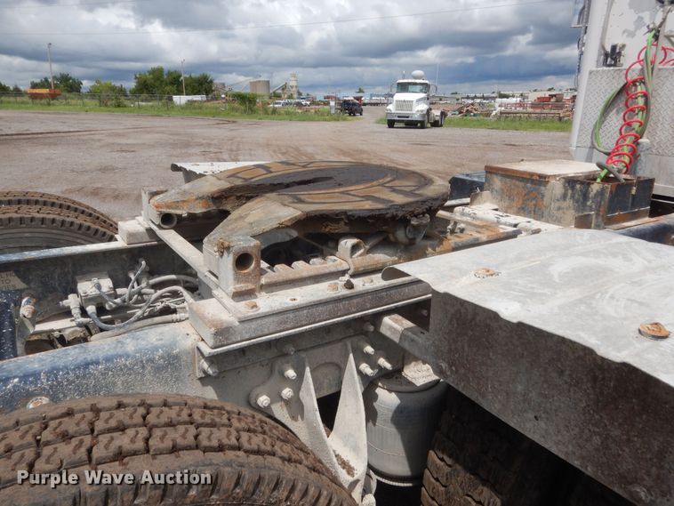 image for item DJ1909 2003 International 9200i  semi truck