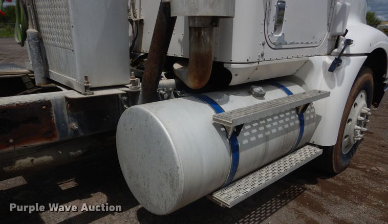 image for item DJ1909 2003 International 9200i  semi truck