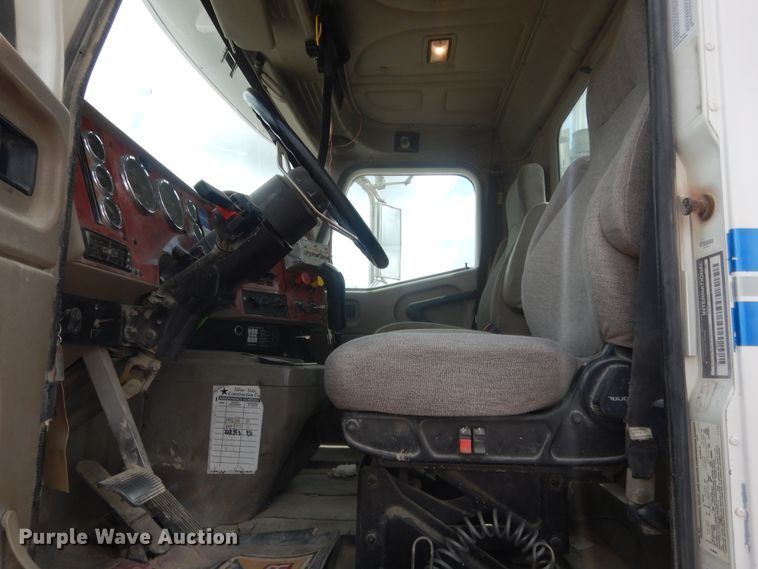 image for item DJ1909 2003 International 9200i  semi truck