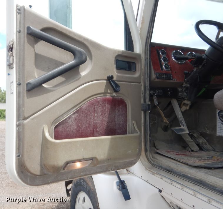 image for item DJ1909 2003 International 9200i  semi truck