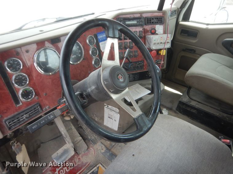 image for item DJ1909 2003 International 9200i  semi truck