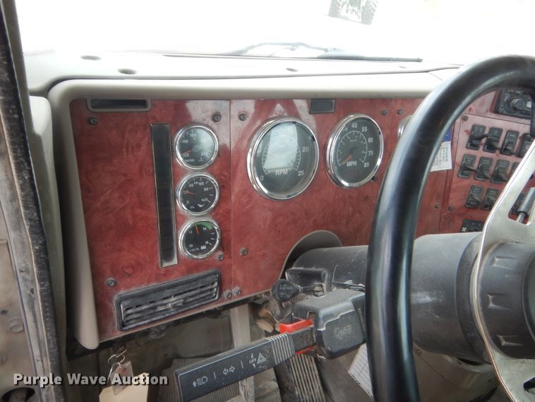 image for item DJ1909 2003 International 9200i  semi truck