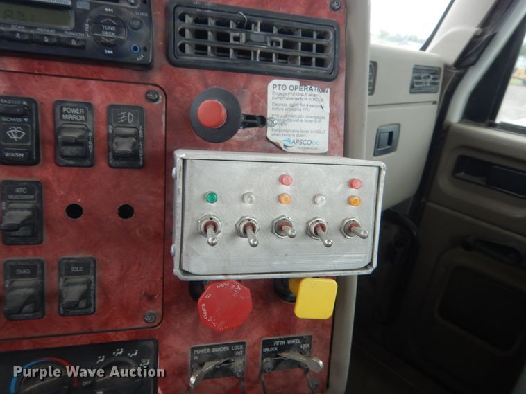 image for item DJ1909 2003 International 9200i  semi truck