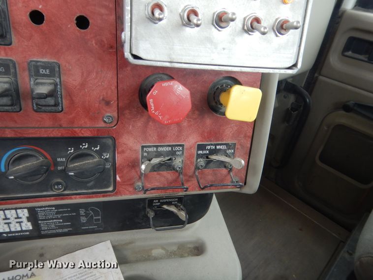 image for item DJ1909 2003 International 9200i  semi truck