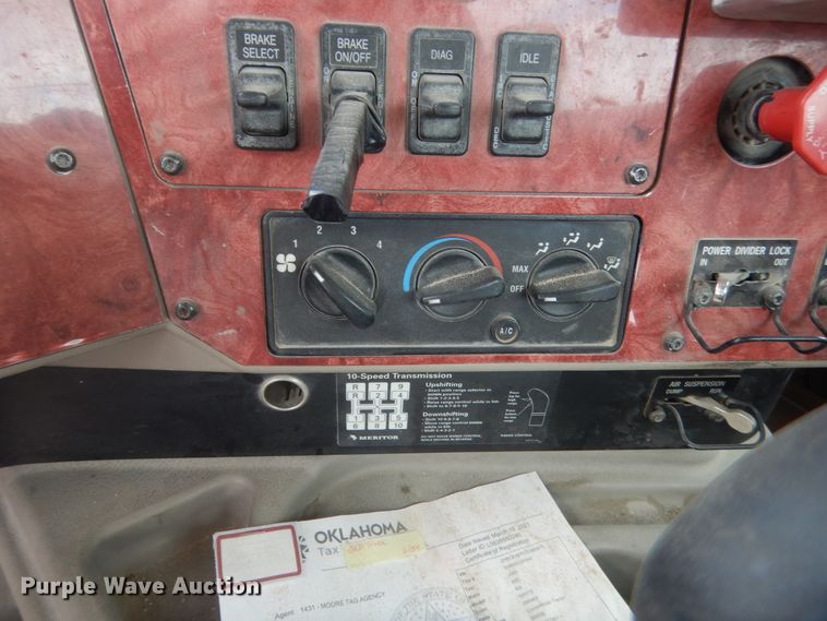 image for item DJ1909 2003 International 9200i  semi truck