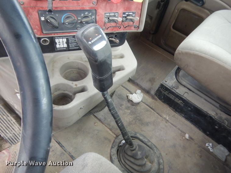 image for item DJ1909 2003 International 9200i  semi truck