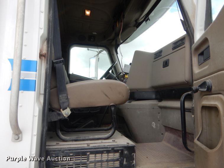 image for item DJ1909 2003 International 9200i  semi truck