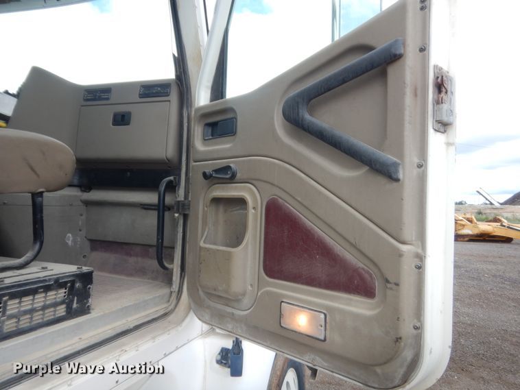 image for item DJ1909 2003 International 9200i  semi truck