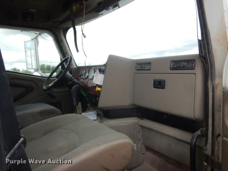 image for item DJ1909 2003 International 9200i  semi truck