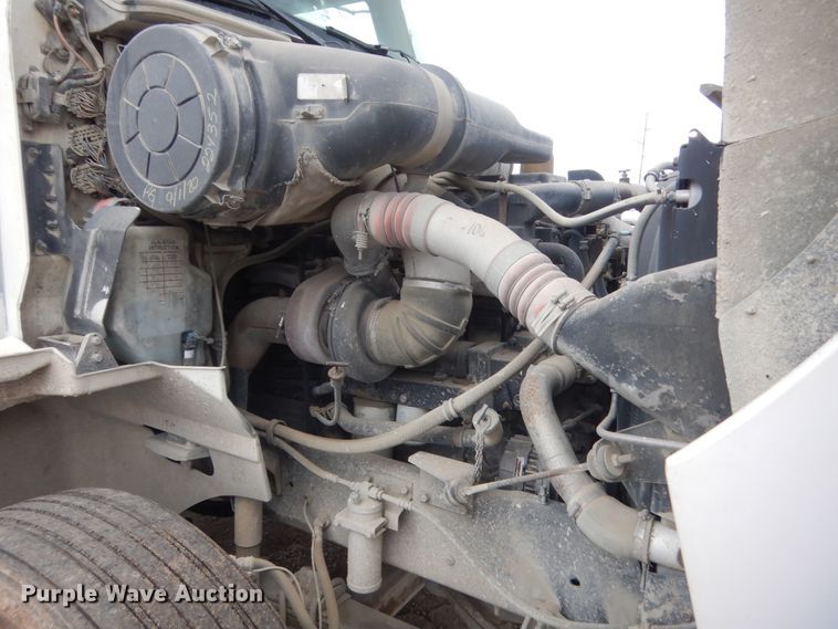 image for item DJ1909 2003 International 9200i  semi truck