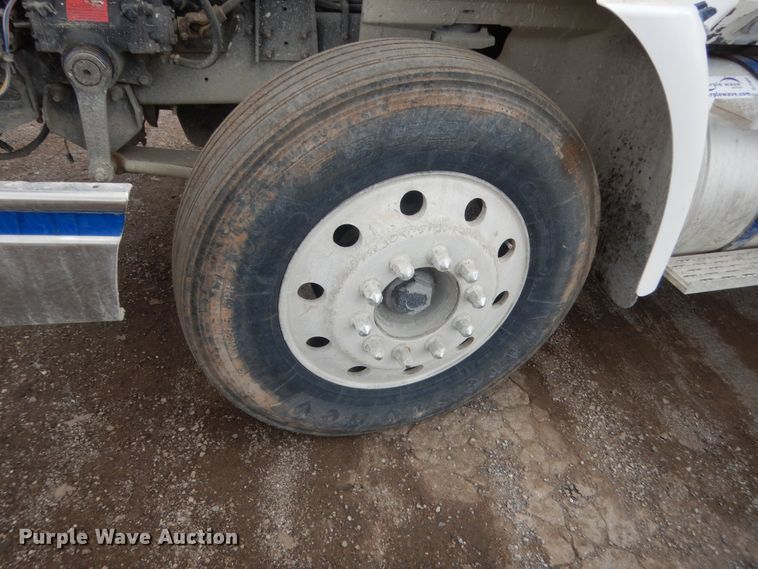 image for item DJ1909 2003 International 9200i  semi truck