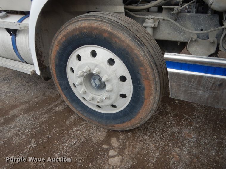 image for item DJ1909 2003 International 9200i  semi truck