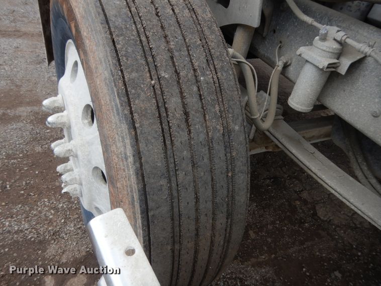 image for item DJ1909 2003 International 9200i  semi truck