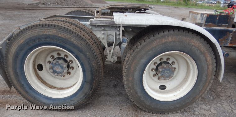 image for item DJ1909 2003 International 9200i  semi truck