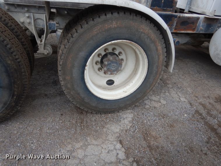 image for item DJ1909 2003 International 9200i  semi truck