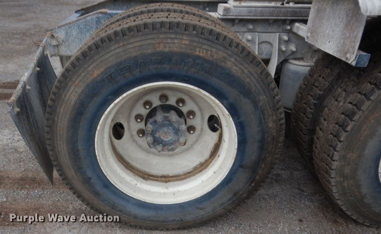 image for item DJ1909 2003 International 9200i  semi truck