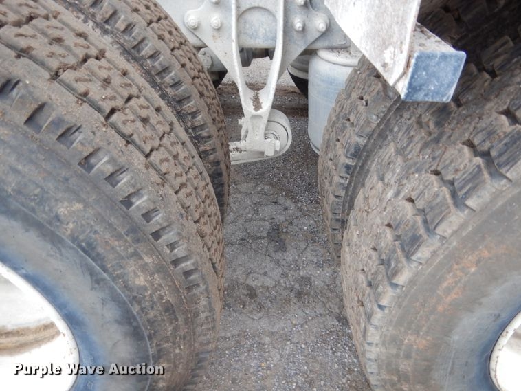 image for item DJ1909 2003 International 9200i  semi truck