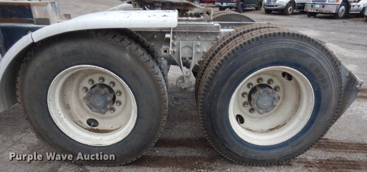 image for item DJ1909 2003 International 9200i  semi truck