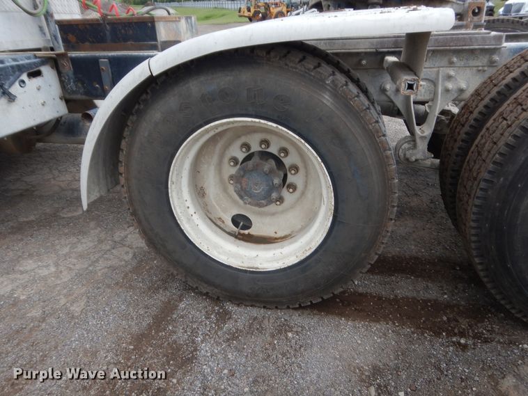 image for item DJ1909 2003 International 9200i  semi truck