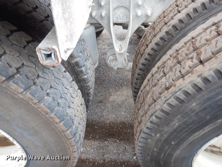 image for item DJ1909 2003 International 9200i  semi truck