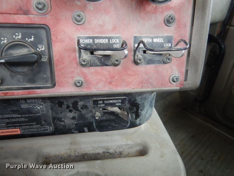 image for item DJ1910 2003 International 9100i  semi truck