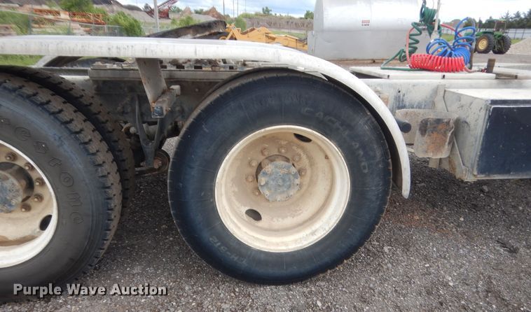 image for item DJ1910 2003 International 9100i  semi truck