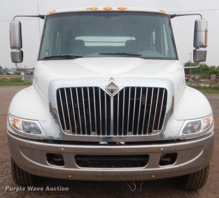 image for item DJ2231 2003 International 4300  Crew Cab flatbed truck