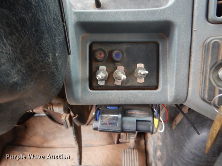 image for item DJ2231 2003 International 4300  Crew Cab flatbed truck