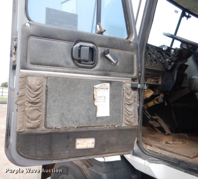 image for item DJ2232 1997 Mack CH613  semi truck