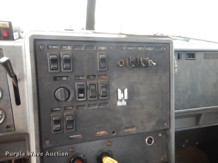 image for item DJ2232 1997 Mack CH613  semi truck