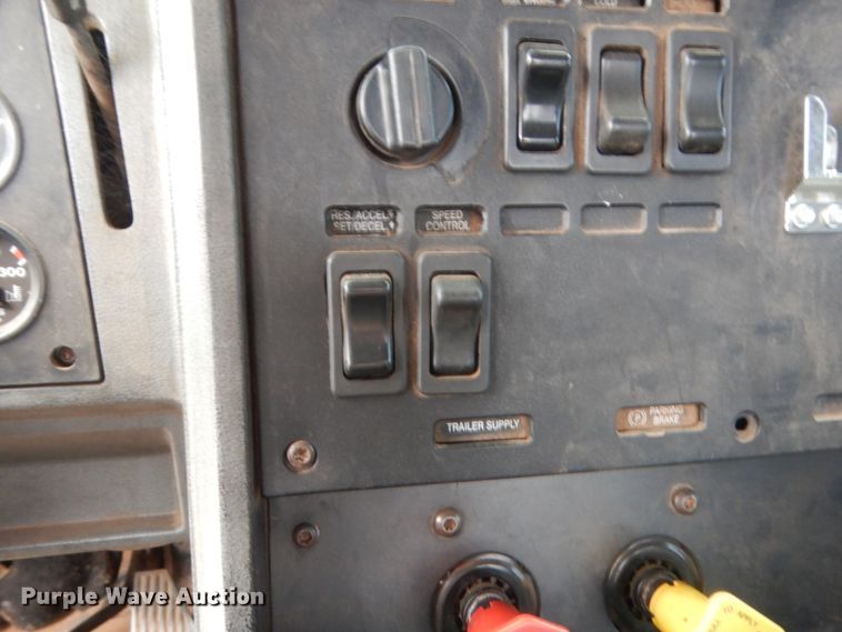 image for item DJ2232 1997 Mack CH613  semi truck