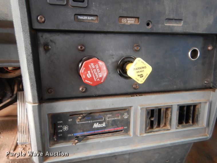 image for item DJ2232 1997 Mack CH613  semi truck