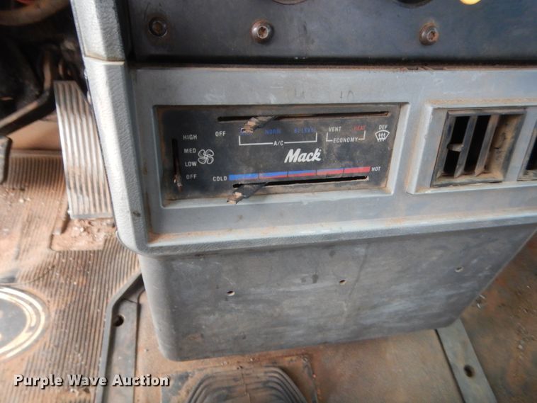 image for item DJ2232 1997 Mack CH613  semi truck