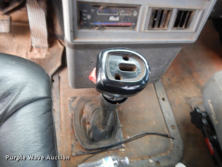 image for item DJ2232 1997 Mack CH613  semi truck