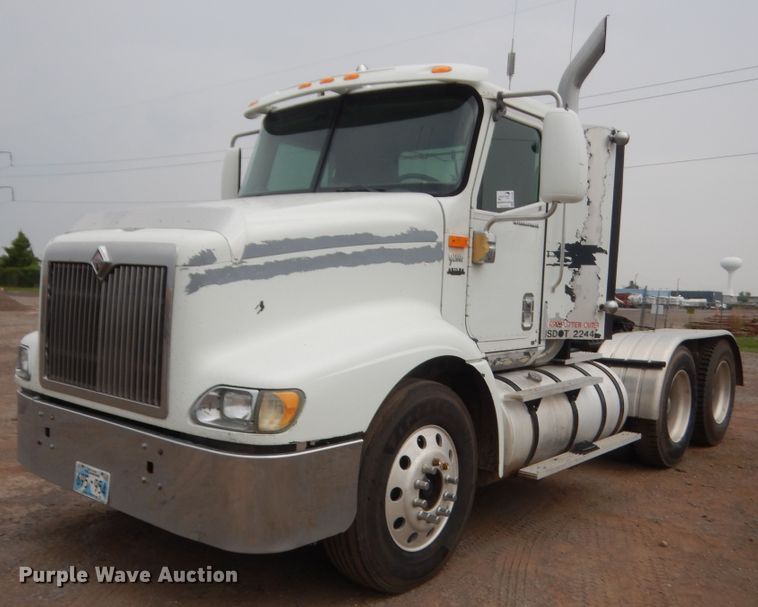 image for item DJ2233 2002 International 9200i  semi truck