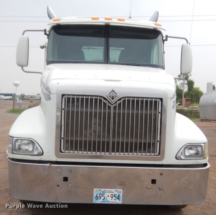 image for item DJ2233 2002 International 9200i  semi truck