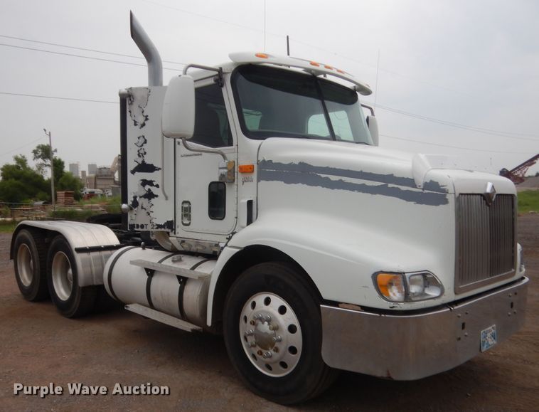 image for item DJ2233 2002 International 9200i  semi truck