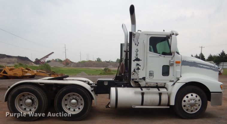 image for item DJ2233 2002 International 9200i  semi truck