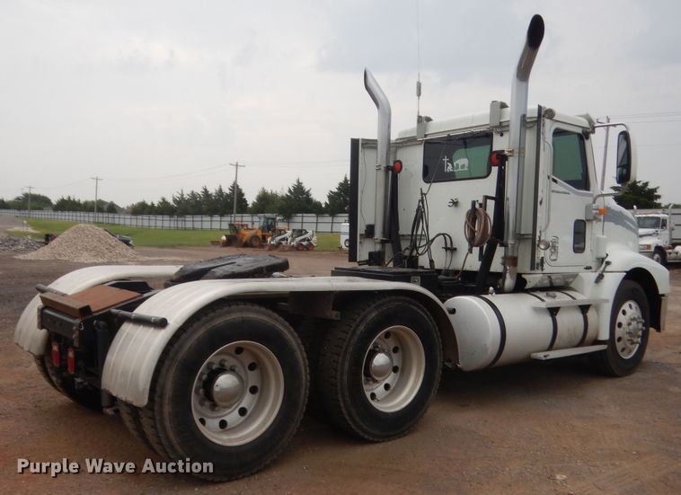 image for item DJ2233 2002 International 9200i  semi truck