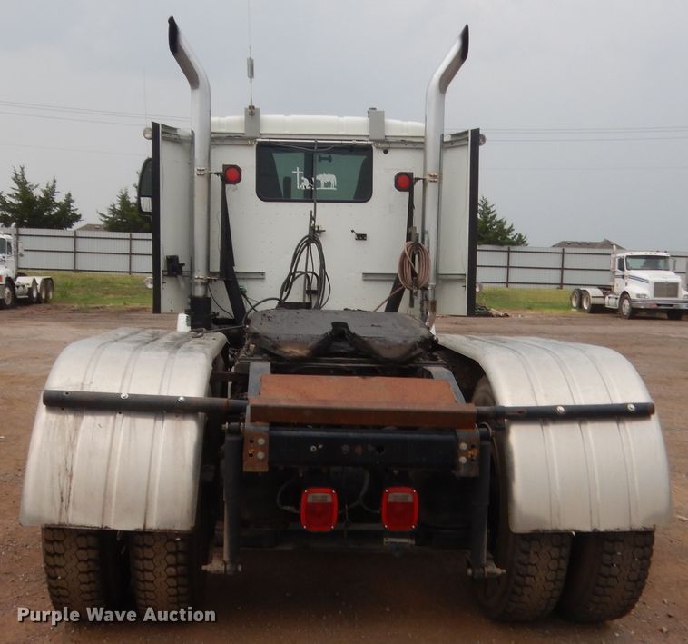 image for item DJ2233 2002 International 9200i  semi truck