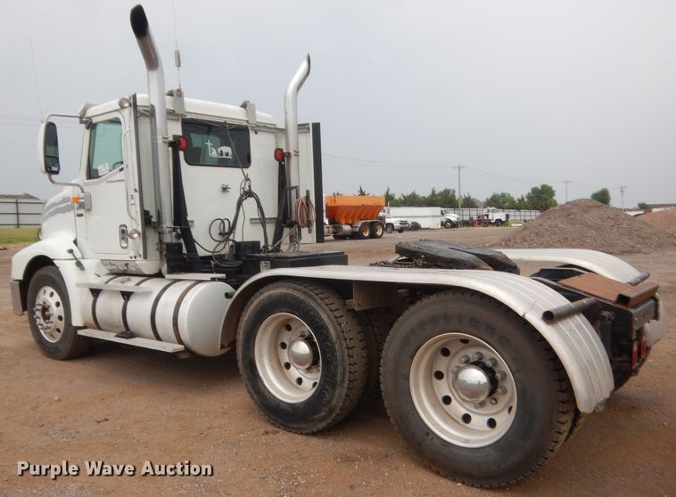 image for item DJ2233 2002 International 9200i  semi truck