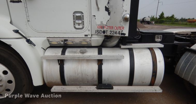 image for item DJ2233 2002 International 9200i  semi truck