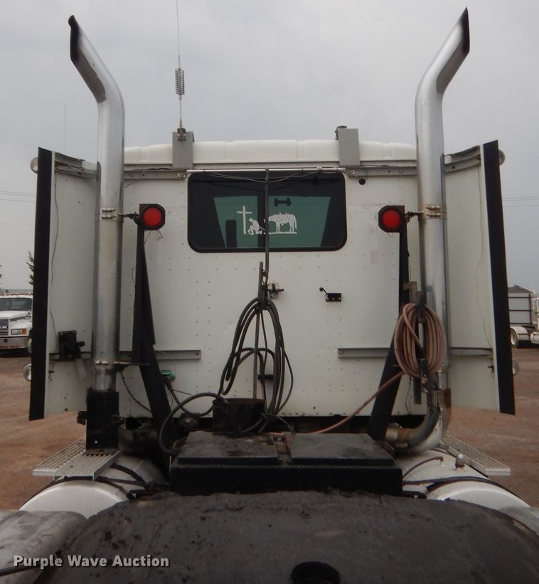 image for item DJ2233 2002 International 9200i  semi truck