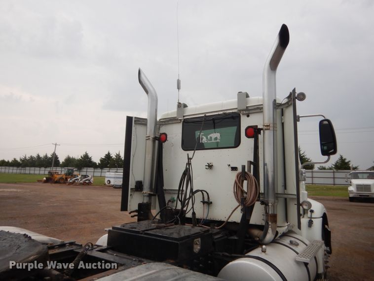 image for item DJ2233 2002 International 9200i  semi truck