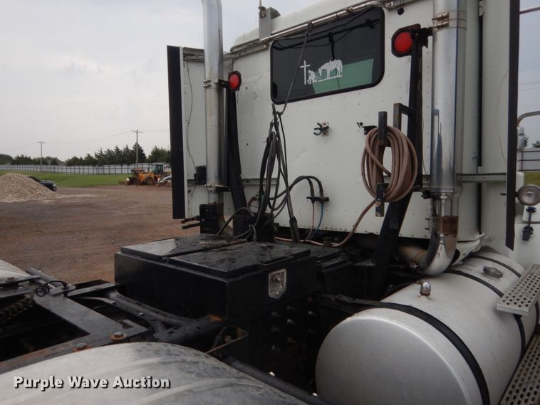 image for item DJ2233 2002 International 9200i  semi truck